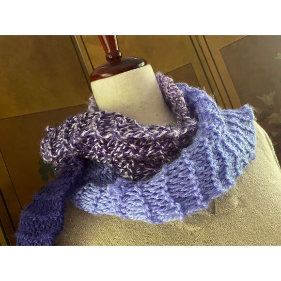 Handmade crochet long scarf with purple ombré effect - Picture 3 of 4
